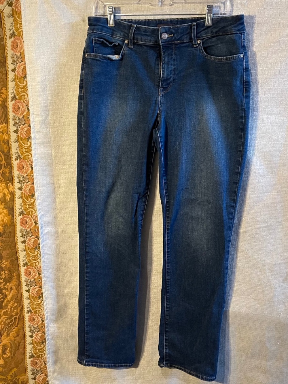 Lift and tuck technology Straight jeans
